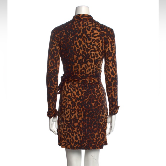 Reformation Leopard wrap dress - Picture 2 of 5